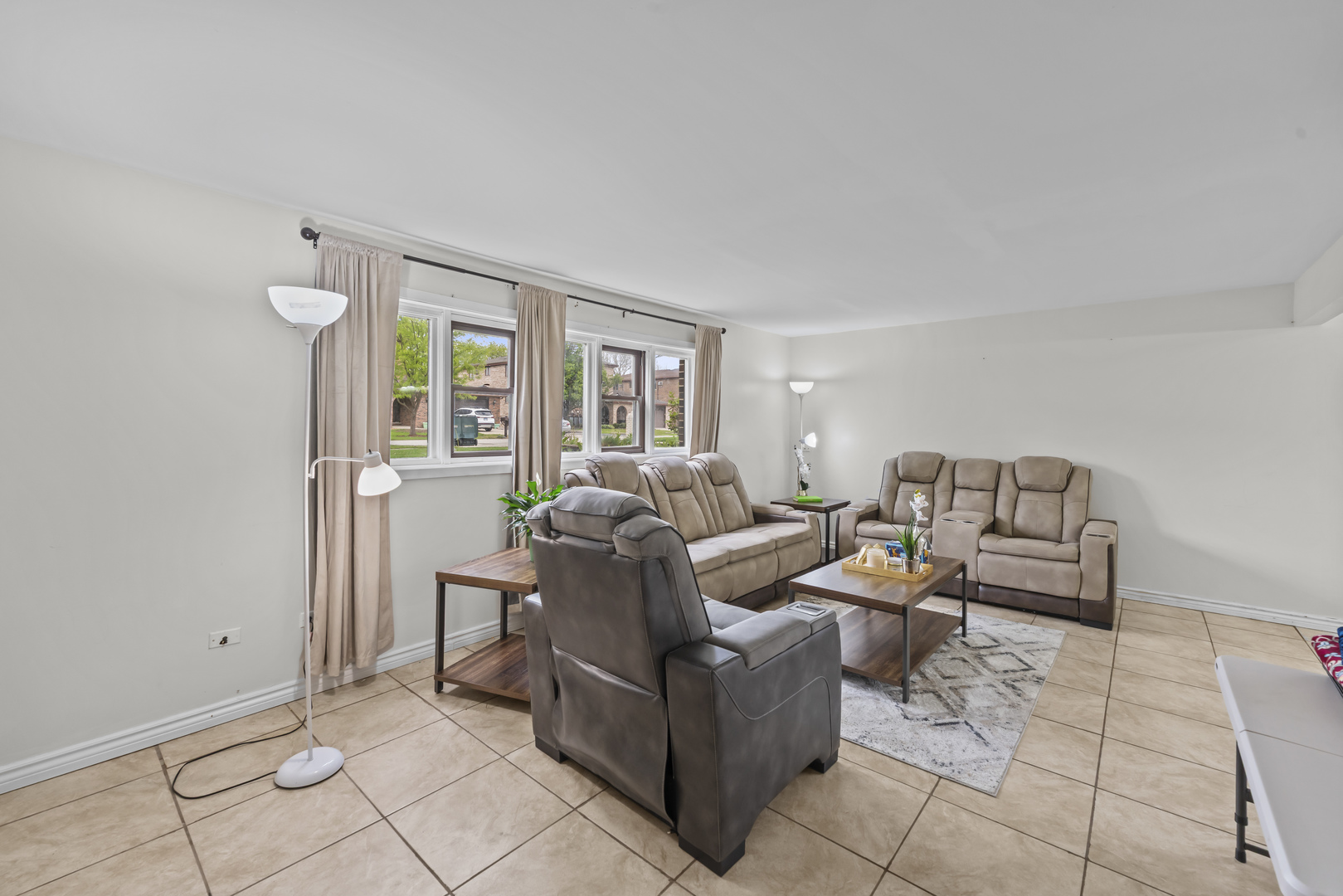 11201 S Helena Drive, Palos Hills, IL 60465
