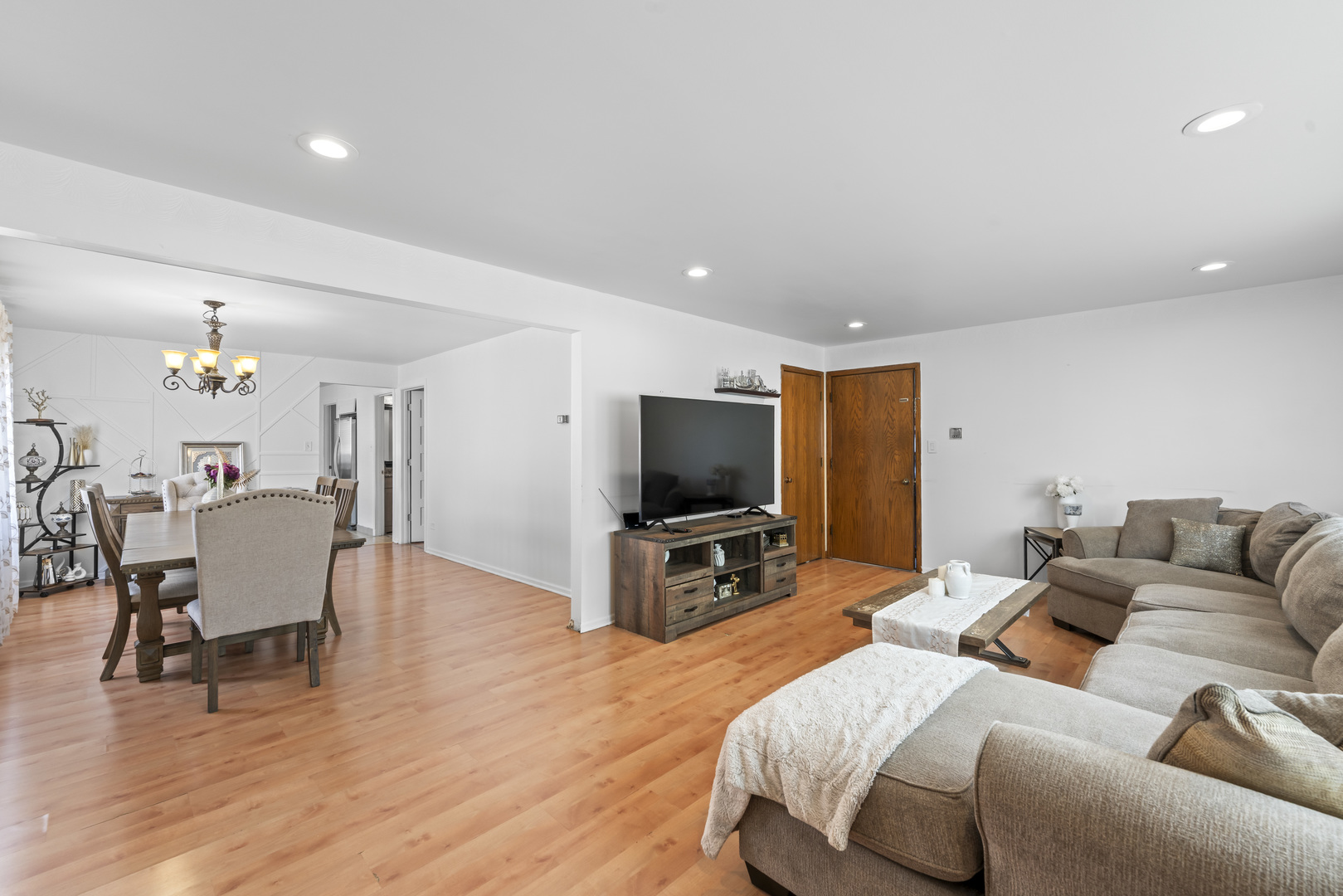 11201 S Helena Drive, Palos Hills, IL 60465