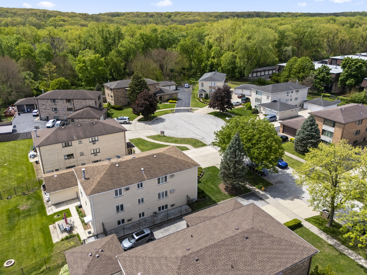 11201 S Helena Drive, Palos Hills, IL 60465