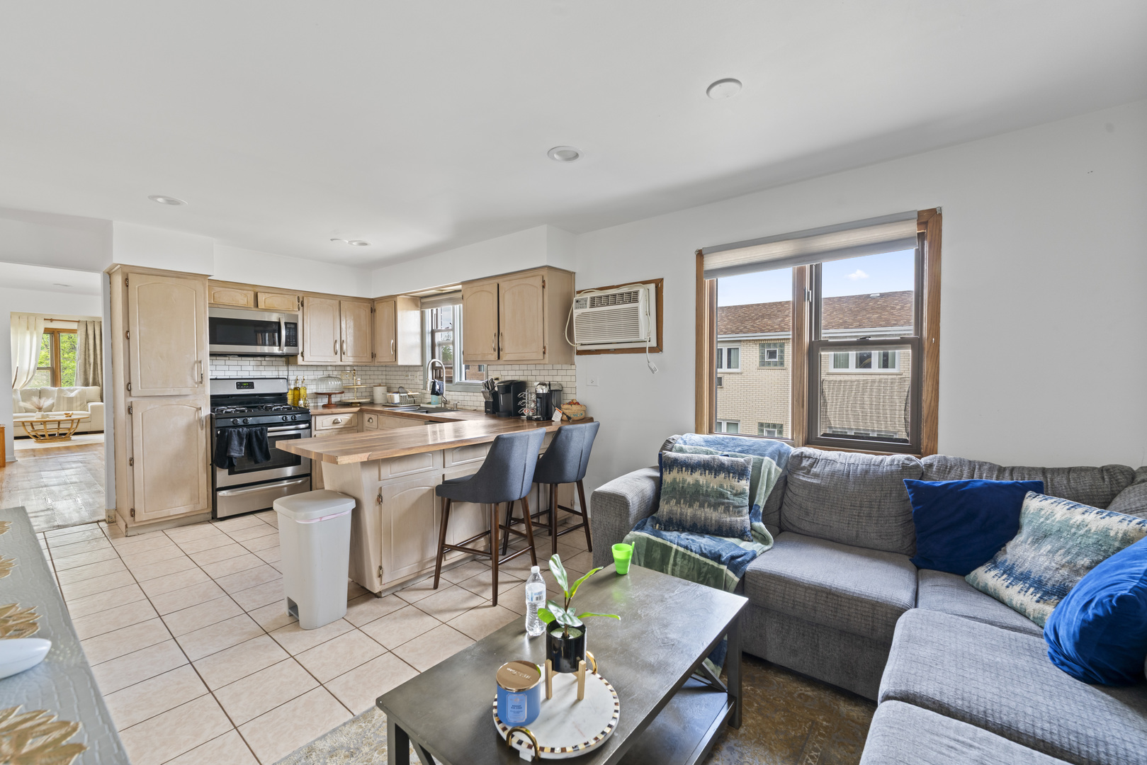 11201 S Helena Drive, Palos Hills, IL 60465