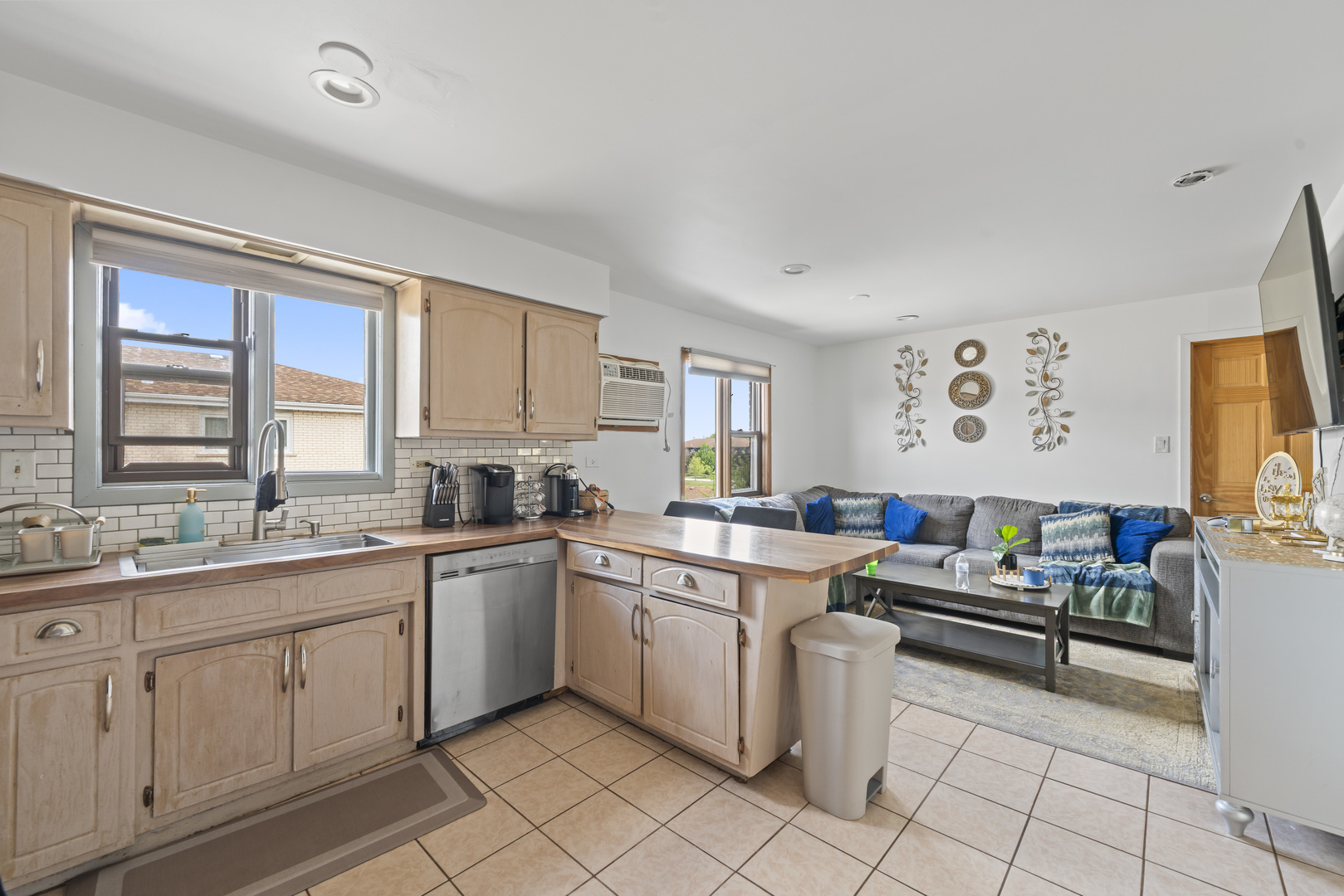 11201 S Helena Drive, Palos Hills, IL 60465