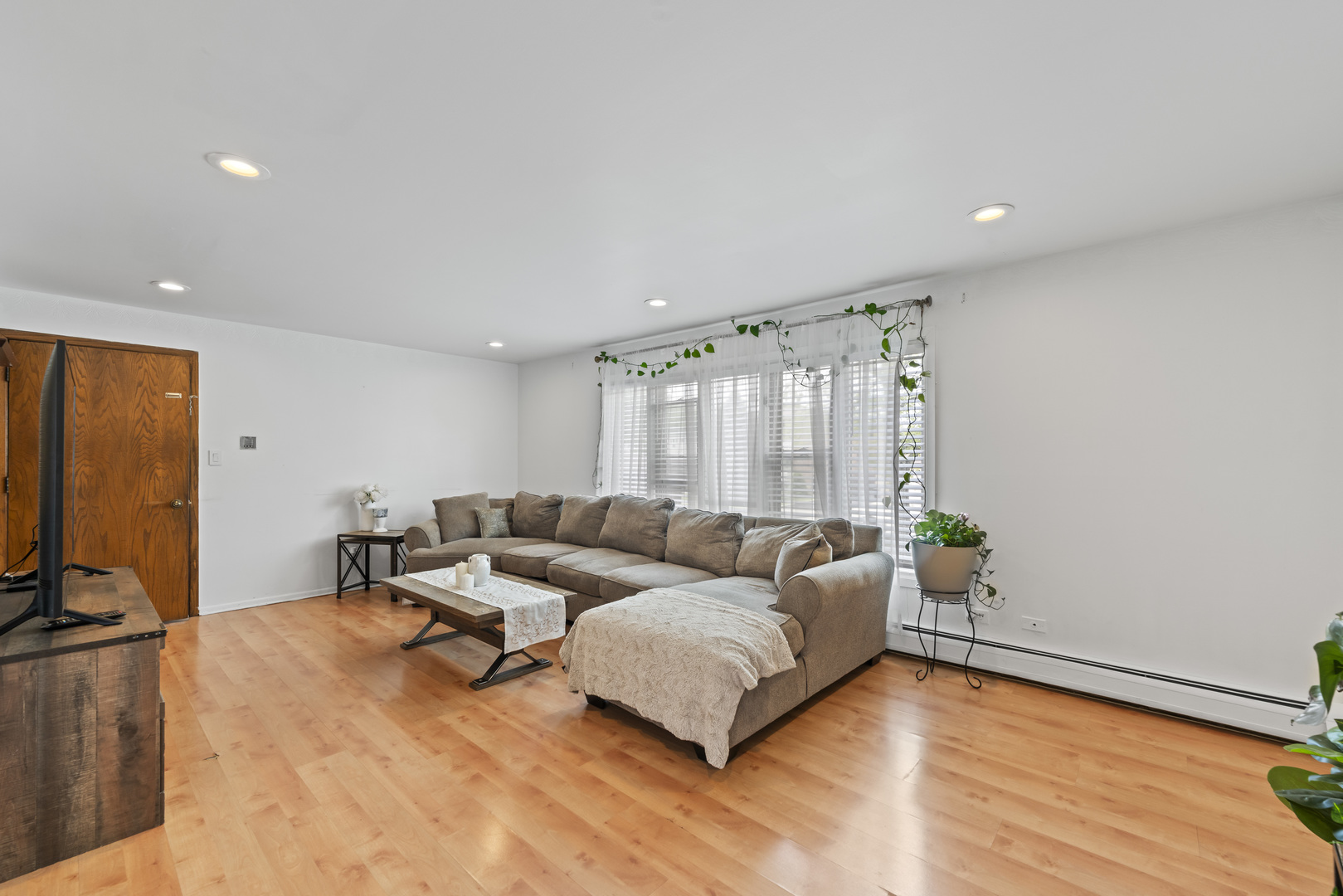 11201 S Helena Drive, Palos Hills, IL 60465