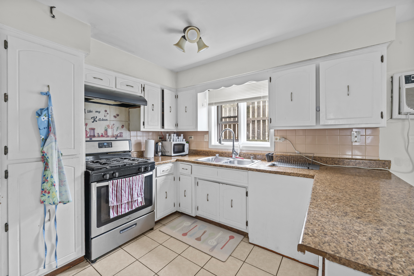 11201 S Helena Drive, Palos Hills, IL 60465