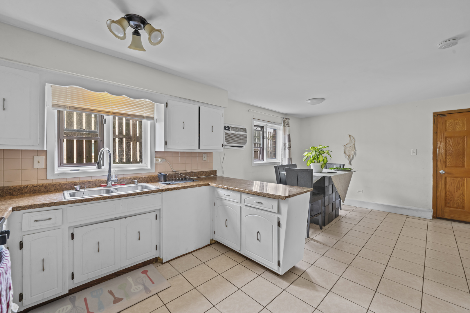 11201 S Helena Drive, Palos Hills, IL 60465