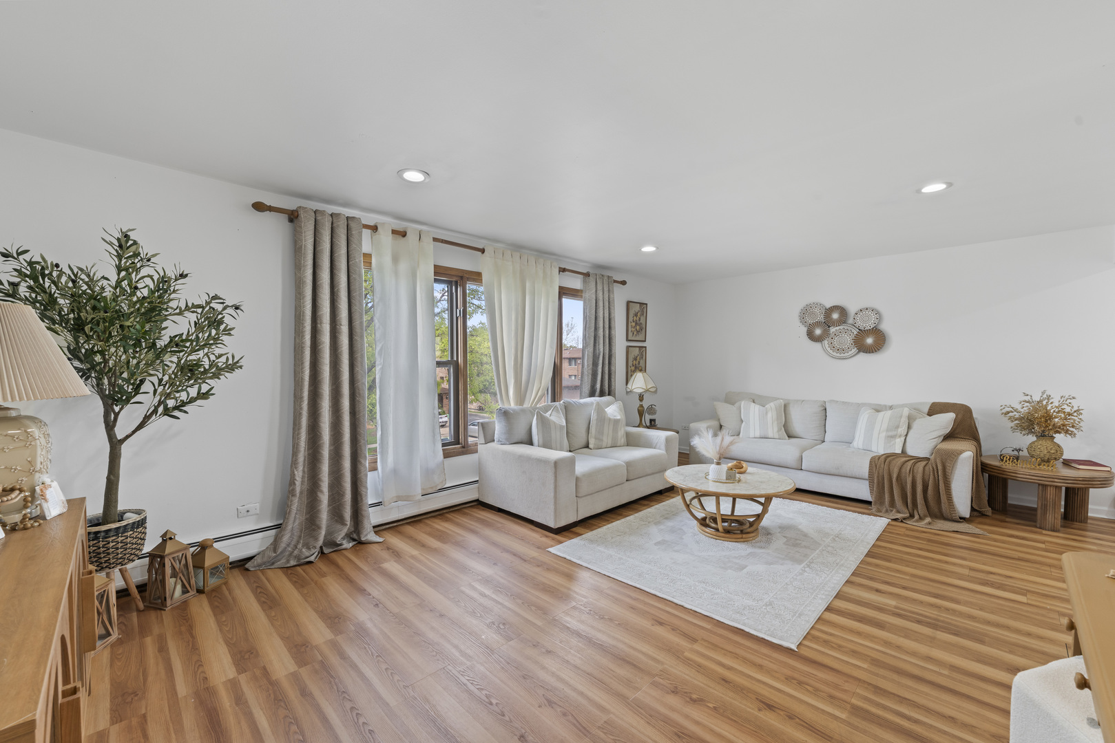 11201 S Helena Drive, Palos Hills, IL 60465