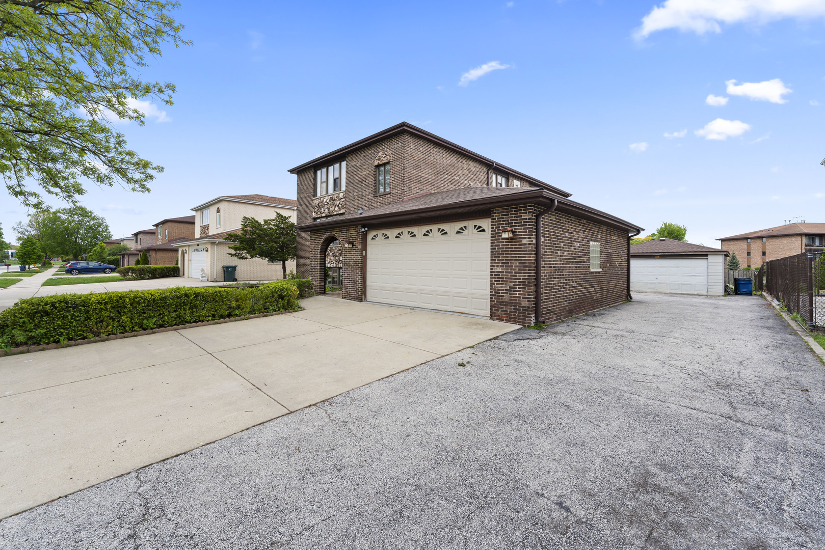 11201 S Helena Drive, Palos Hills, IL 60465