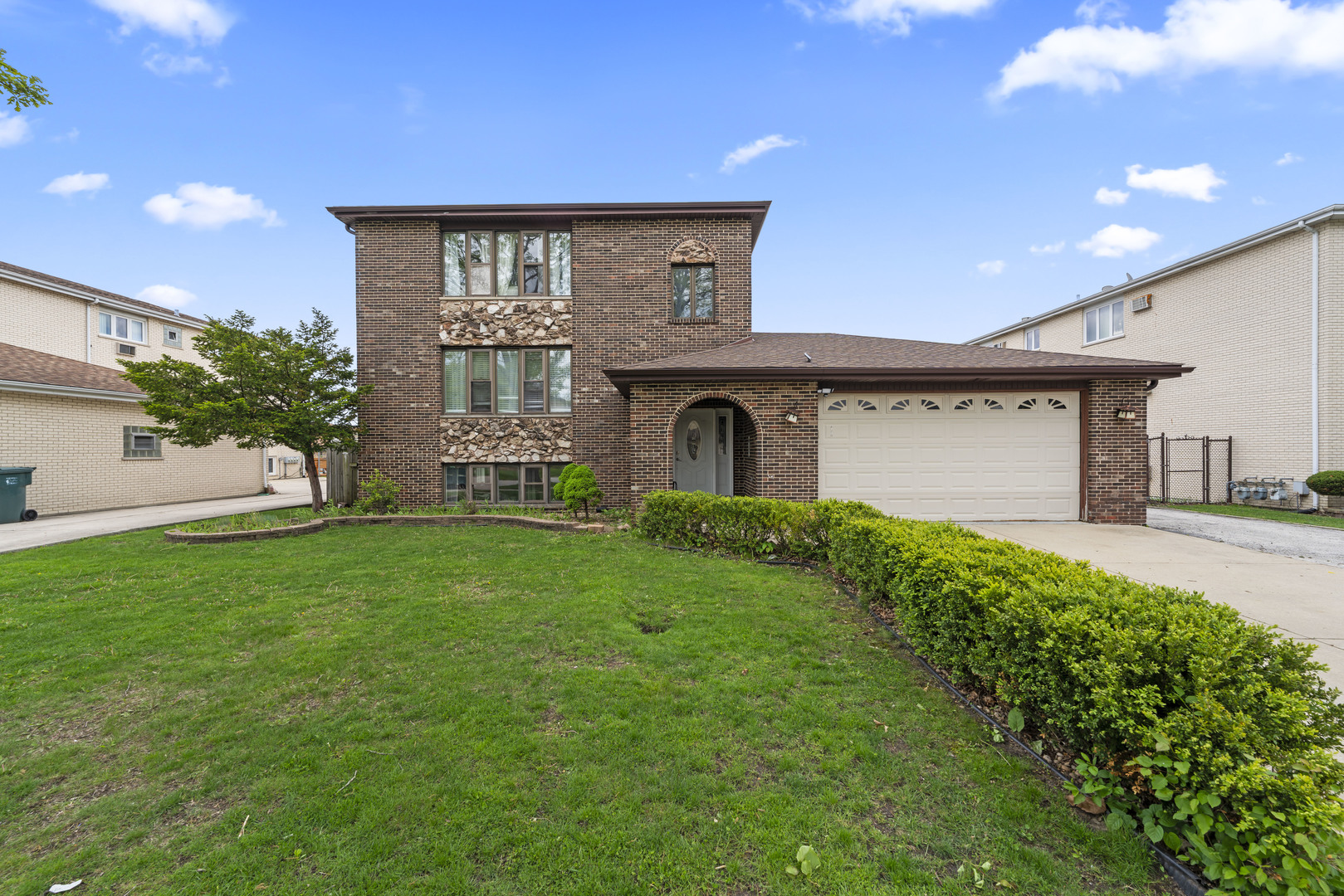 11201 S Helena Drive, Palos Hills, IL 60465