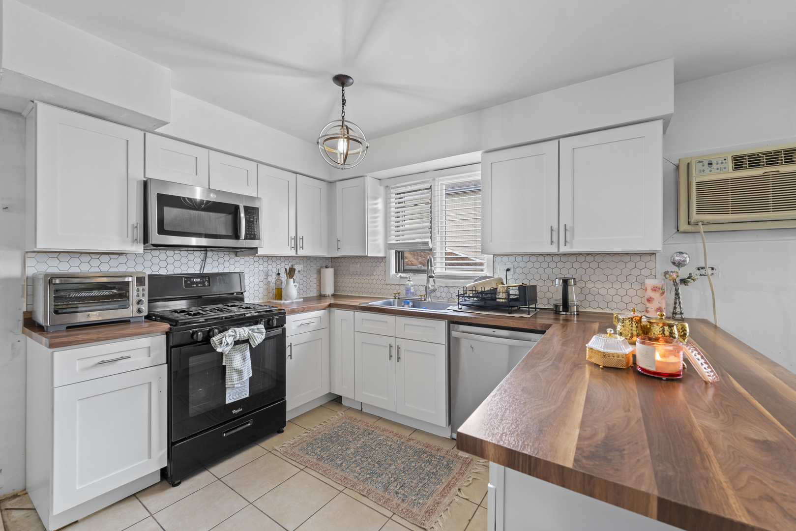 11201 S Helena Drive, Palos Hills, IL 60465