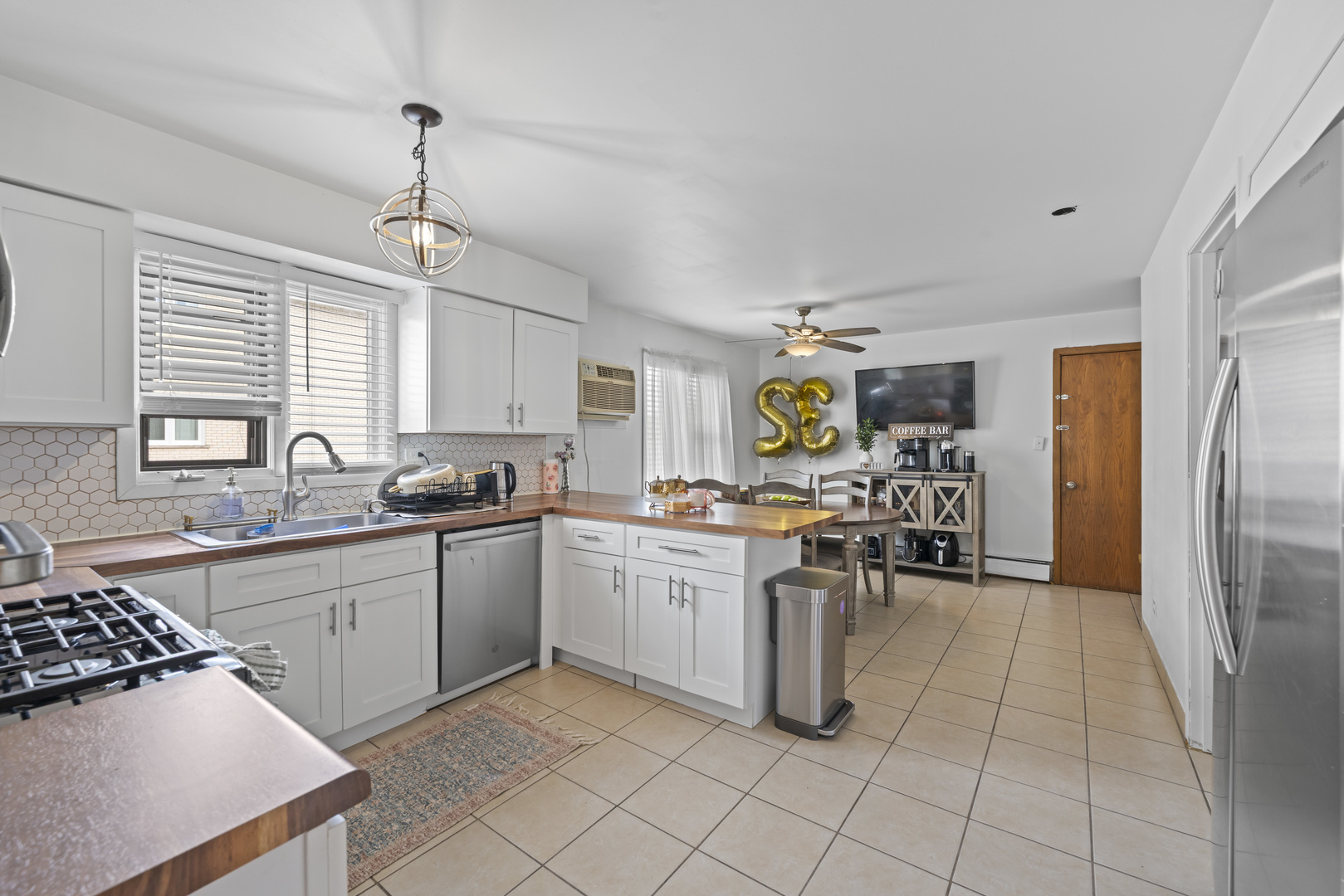 11201 S Helena Drive, Palos Hills, IL 60465