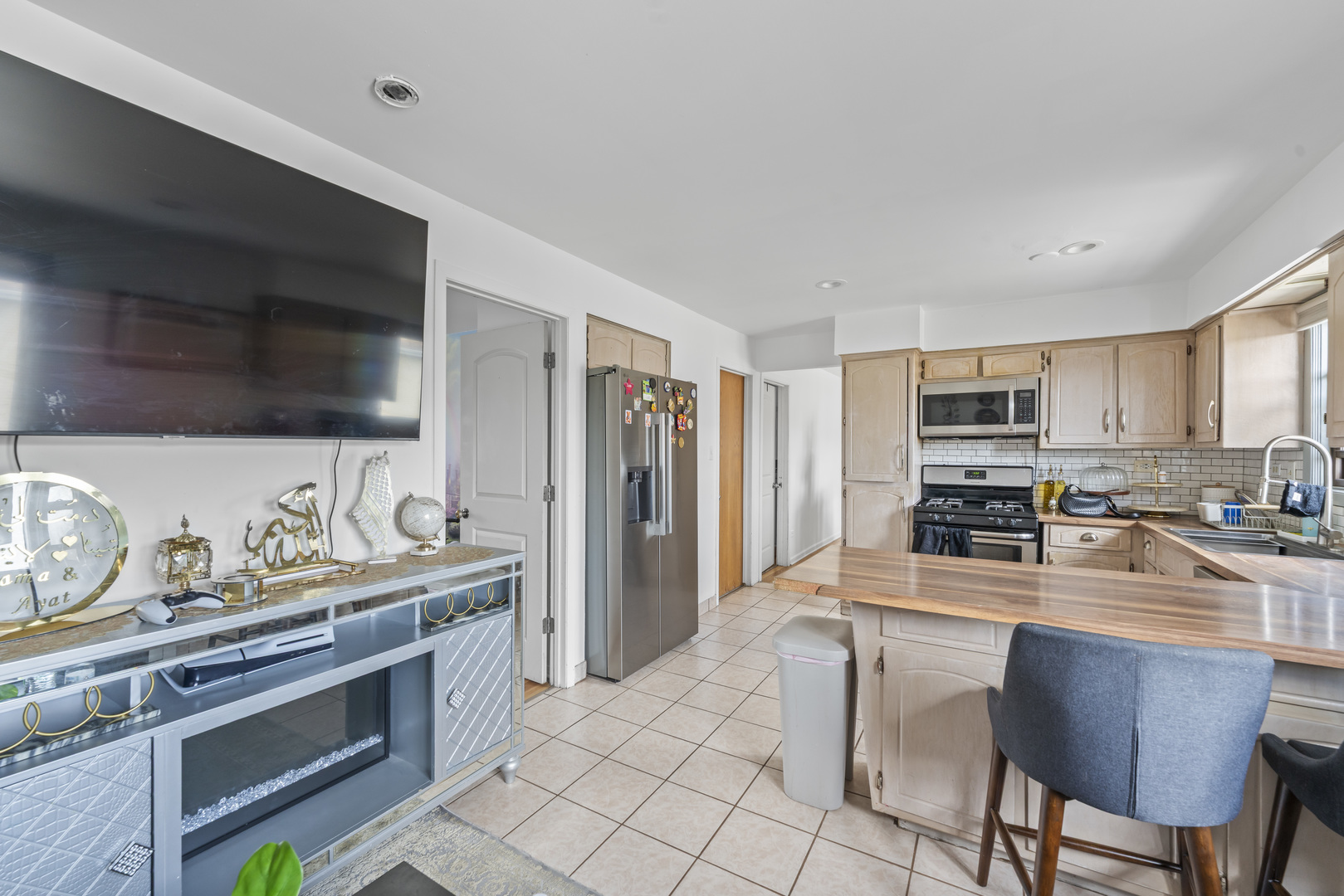 11201 S Helena Drive, Palos Hills, IL 60465