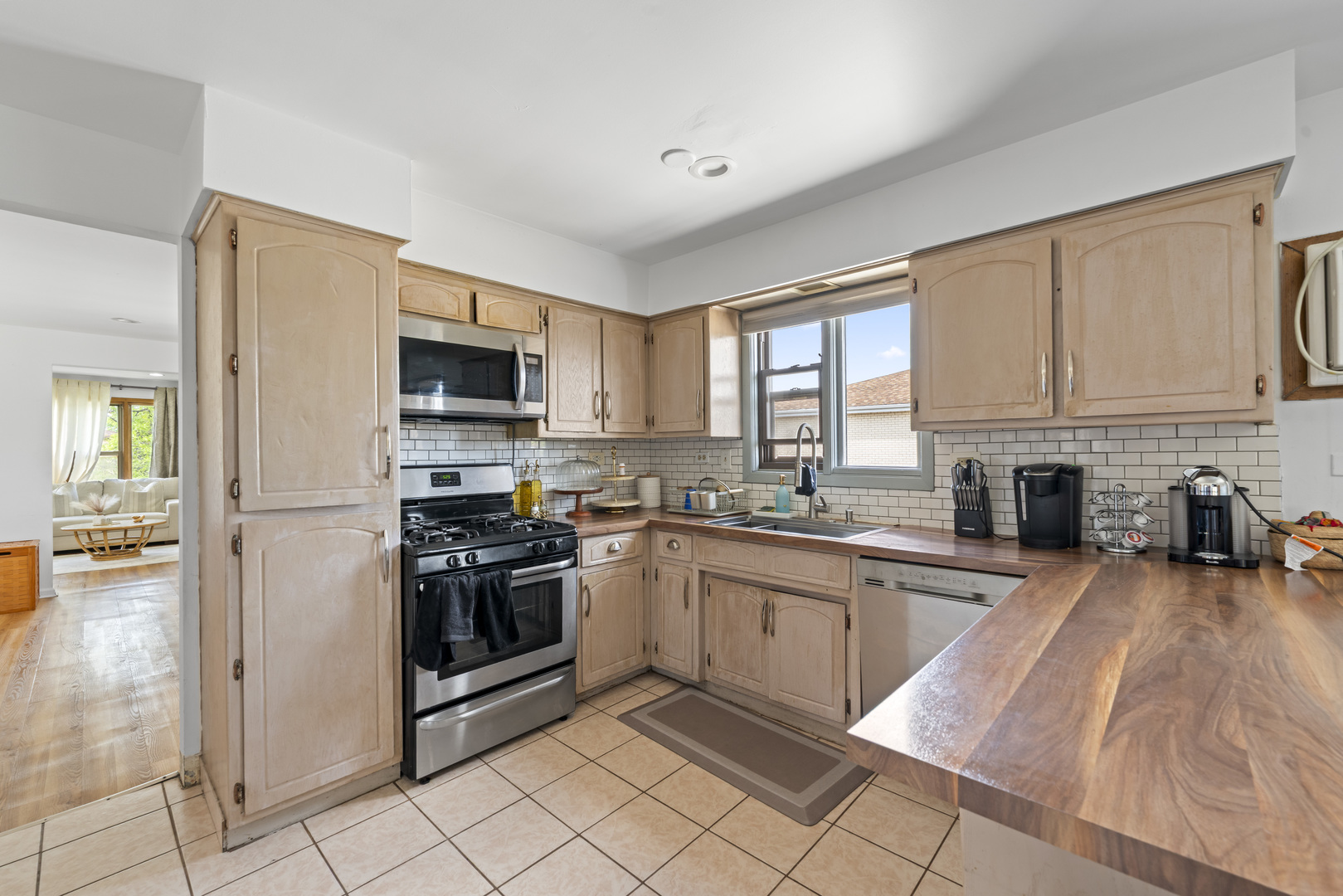 11201 S Helena Drive, Palos Hills, IL 60465