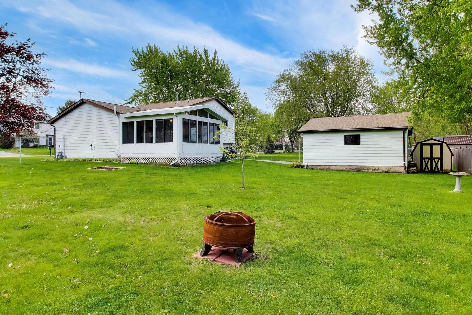 394 Pine Grove Avenue, Gurnee, IL 60031