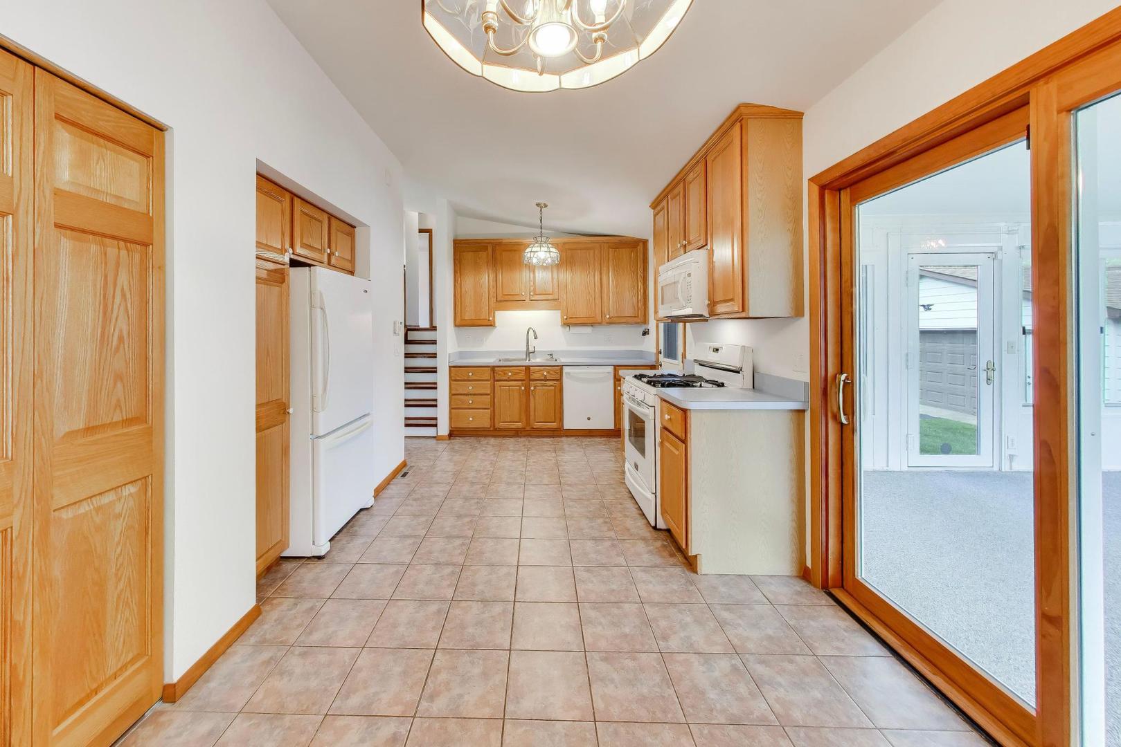 394 Pine Grove Avenue, Gurnee, IL 60031
