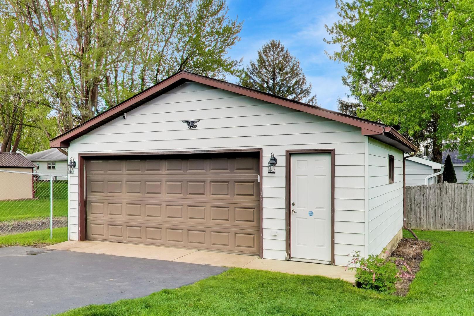 394 Pine Grove Avenue, Gurnee, IL 60031