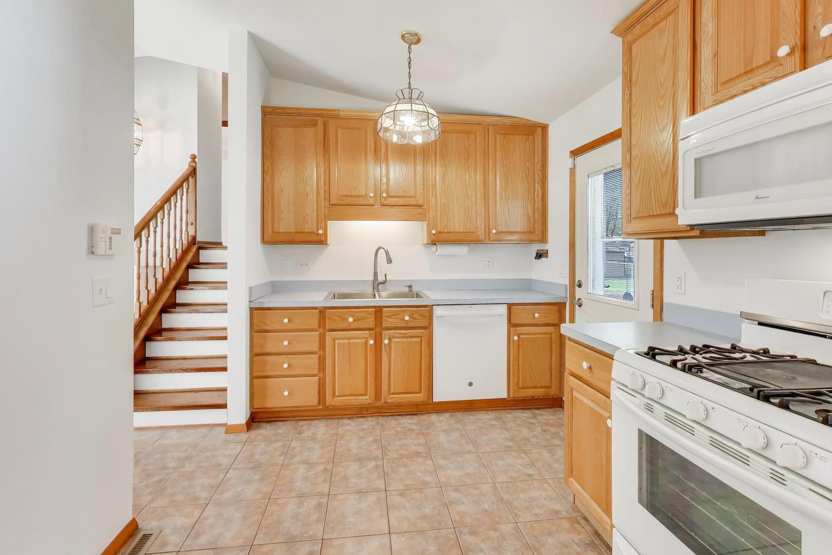 394 Pine Grove Avenue, Gurnee, IL 60031