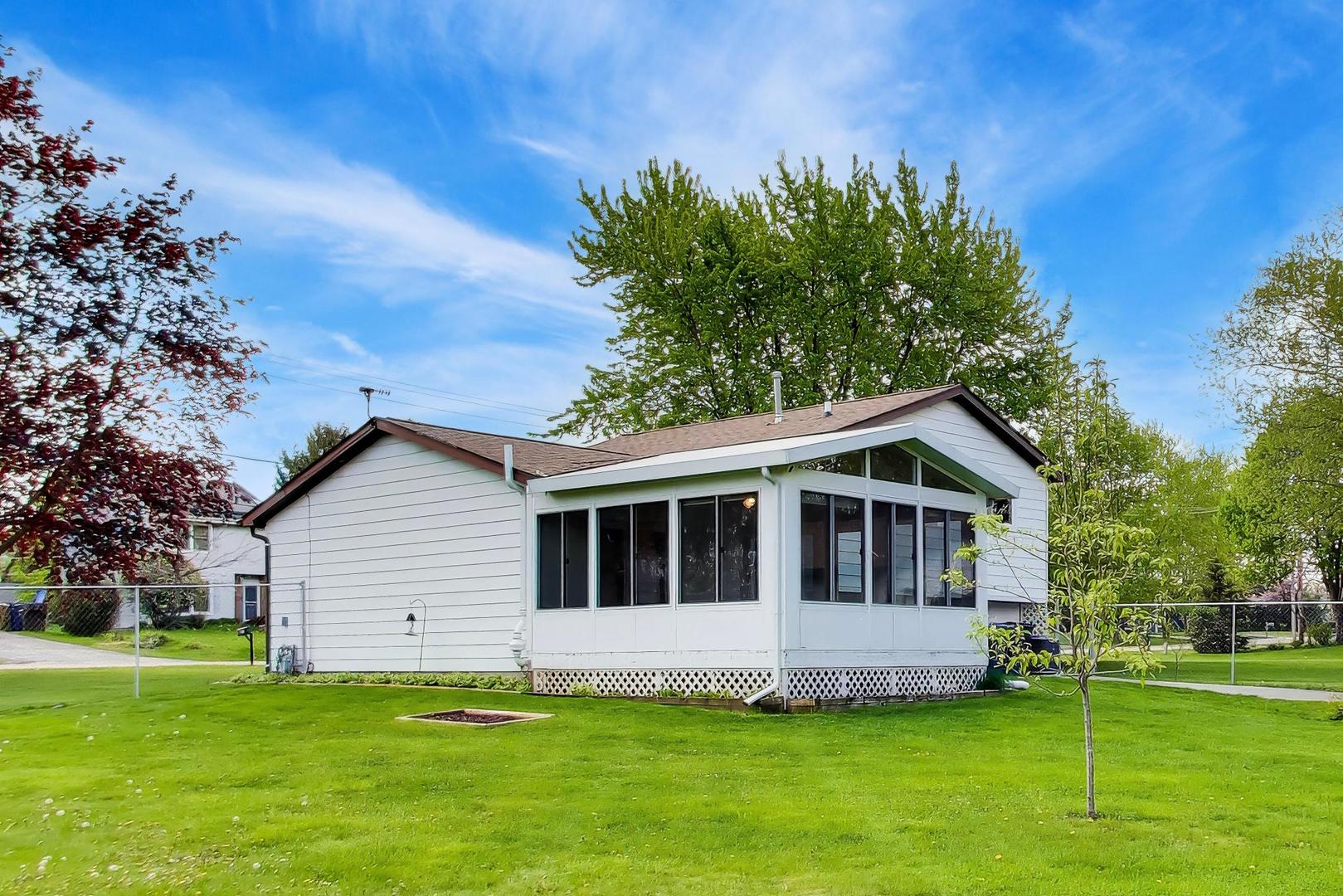 394 Pine Grove Avenue, Gurnee, IL 60031