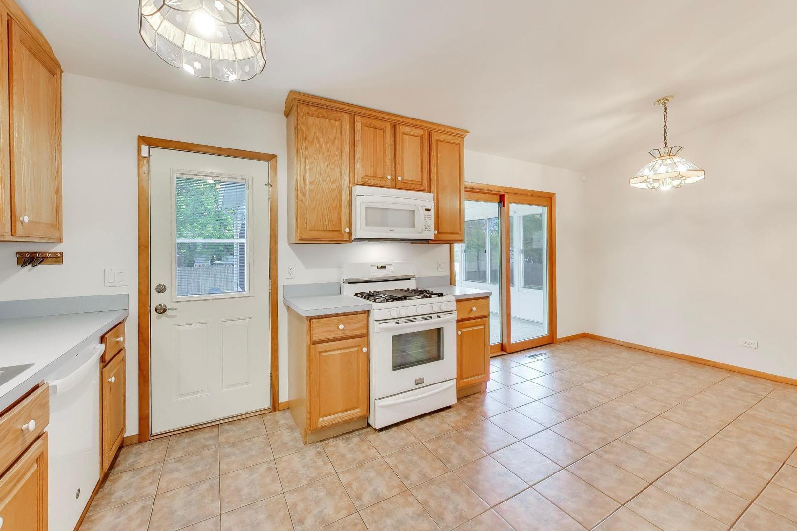 394 Pine Grove Avenue, Gurnee, IL 60031