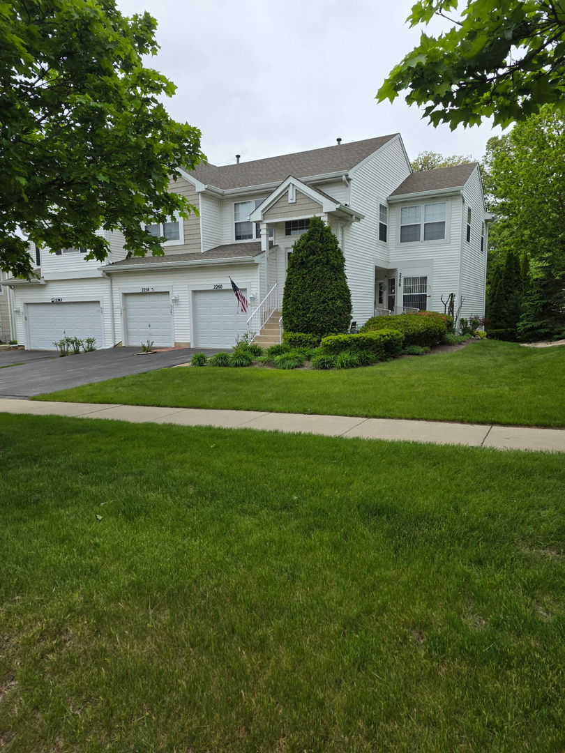 2260 Woodside Drive, Carpentersville, IL 60110