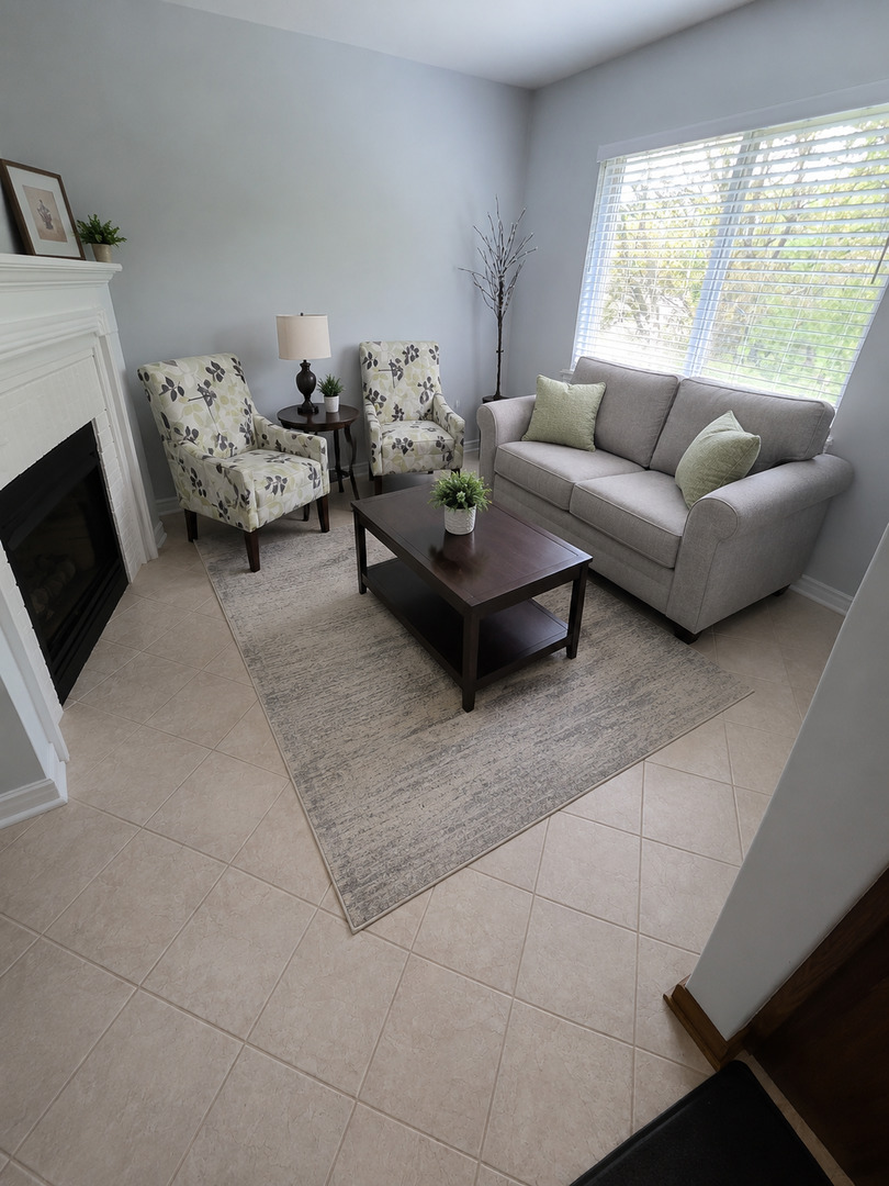 2260 Woodside Drive, Carpentersville, IL 60110
