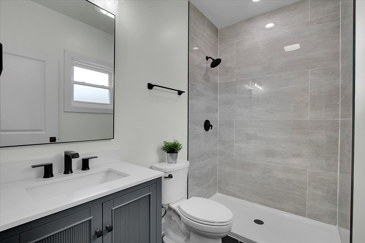 4036 W Warwick Avenue, Chicago, IL 60641