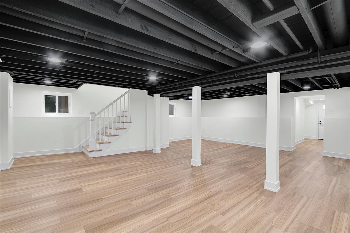 4036 W Warwick Avenue, Chicago, IL 60641