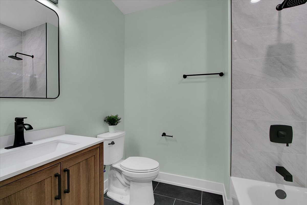 4036 W Warwick Avenue, Chicago, IL 60641