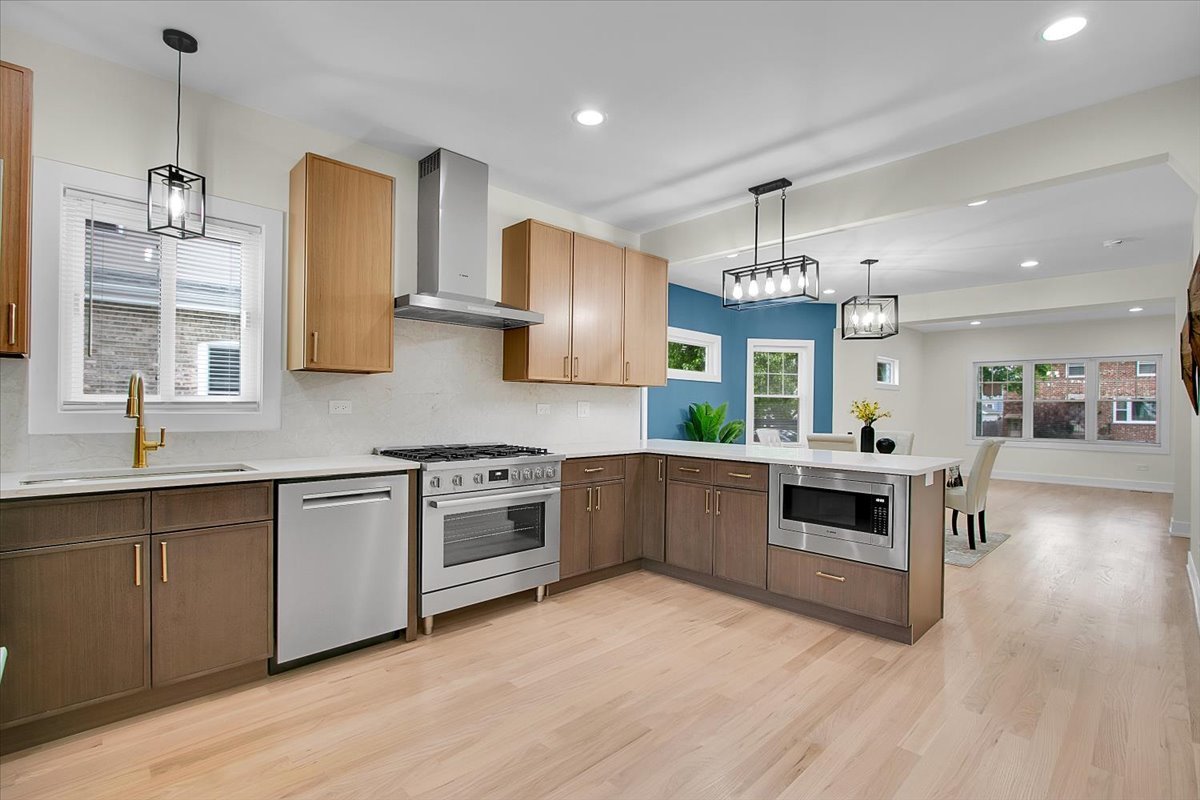 4036 W Warwick Avenue, Chicago, IL 60641