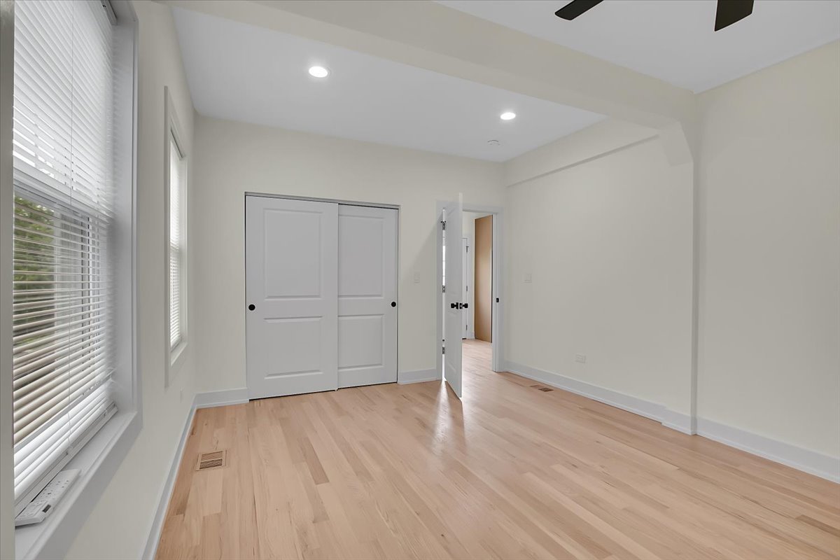 4036 W Warwick Avenue, Chicago, IL 60641