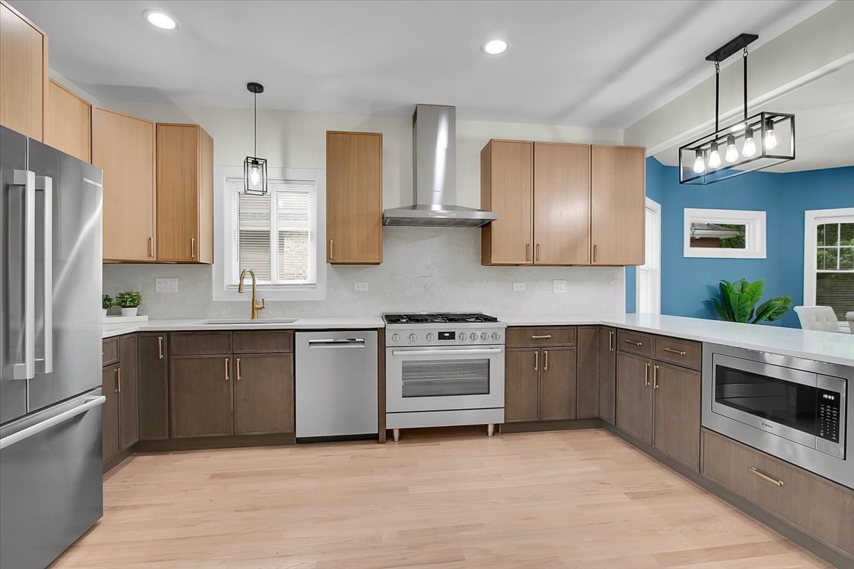 4036 W Warwick Avenue, Chicago, IL 60641