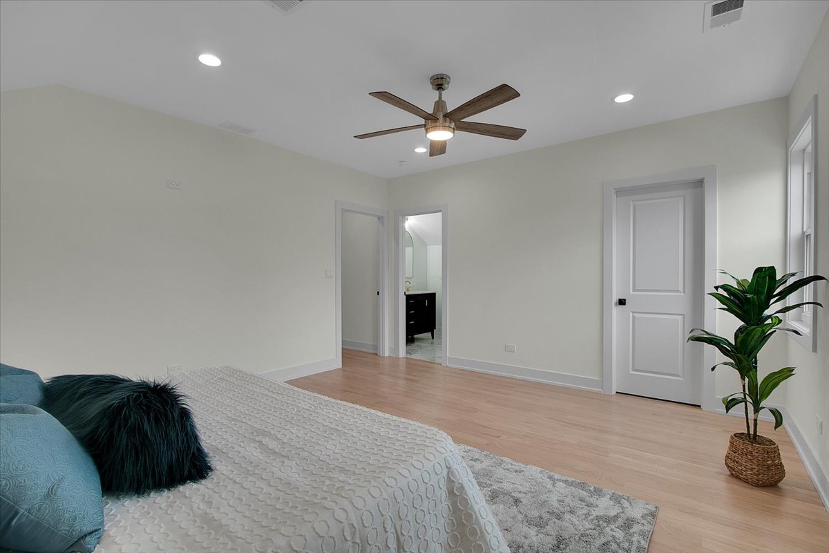 4036 W Warwick Avenue, Chicago, IL 60641
