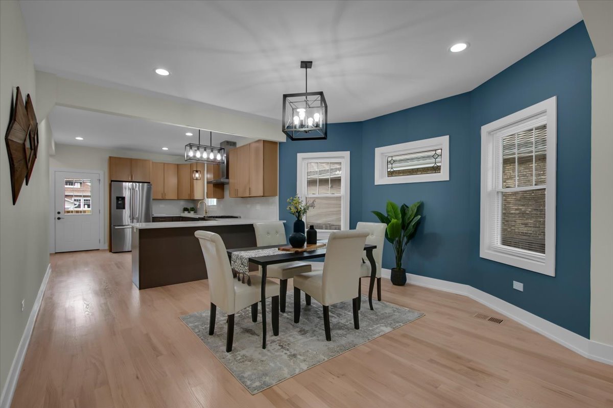 4036 W Warwick Avenue, Chicago, IL 60641
