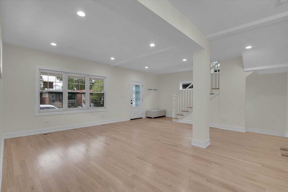 4036 W Warwick Avenue, Chicago, IL 60641