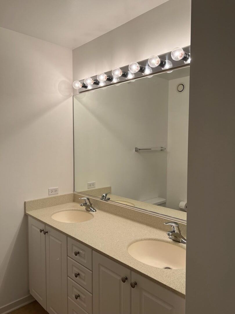 807 DAVIS Street #1307, Evanston, IL 60201