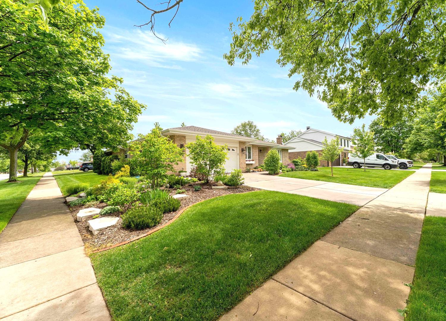 8129 Middlebury Avenue, Woodridge, IL 60517