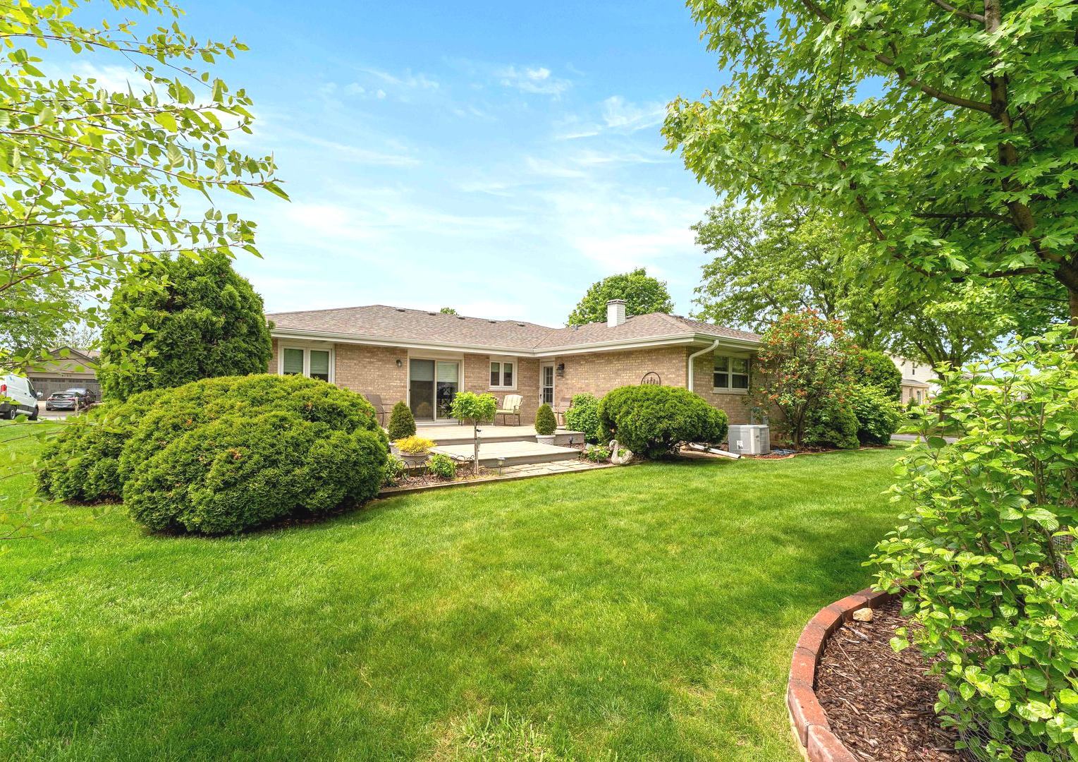 8129 Middlebury Avenue, Woodridge, IL 60517