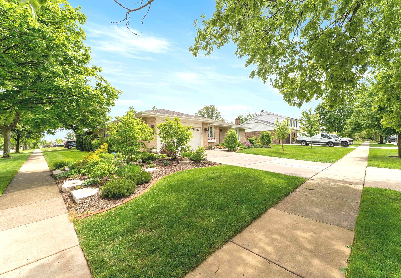 8129 Middlebury Avenue, Woodridge, IL 60517