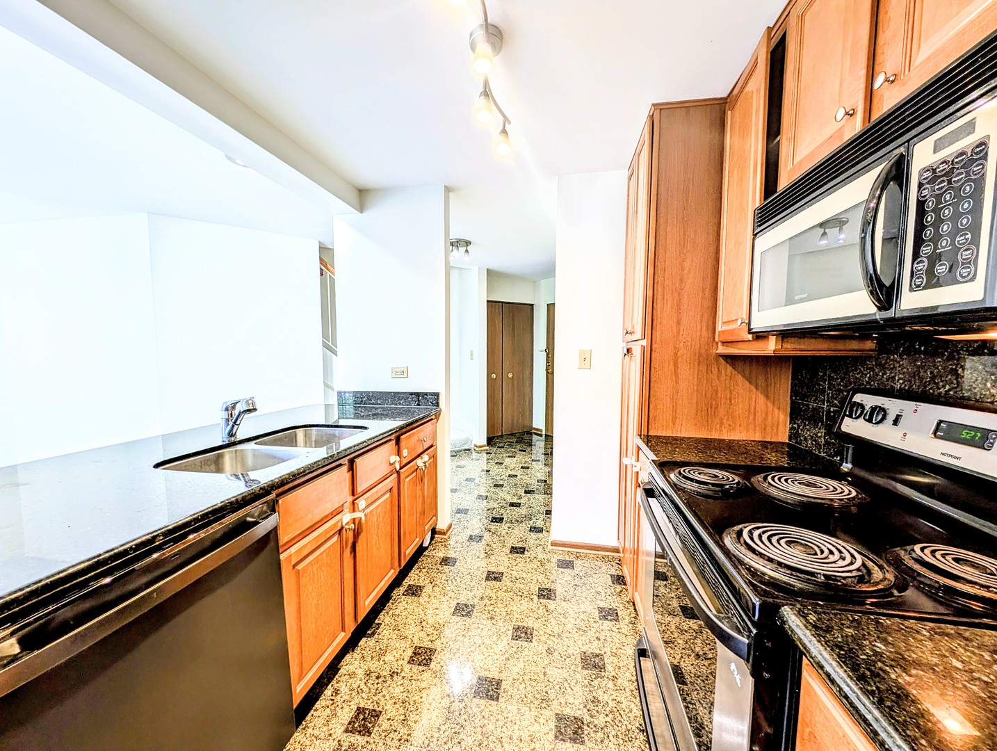 1751 Sleepy Hollow Court #7, Schaumburg, IL 60195