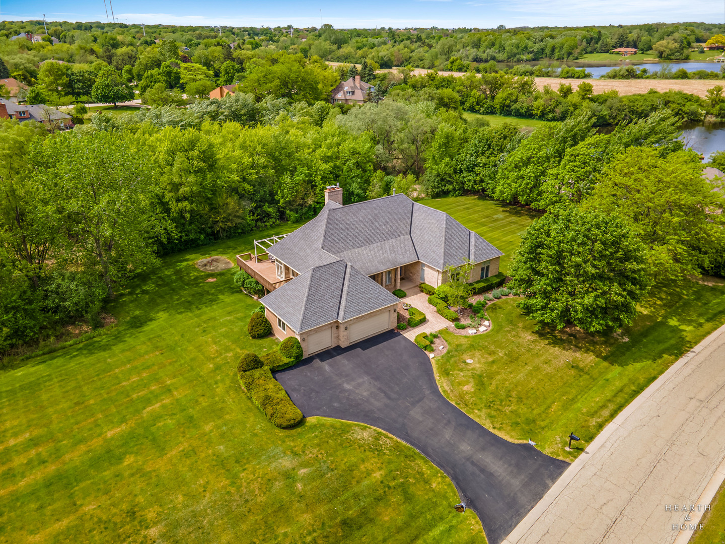 32 Rosewood Drive, Hawthorn Woods, IL 60047