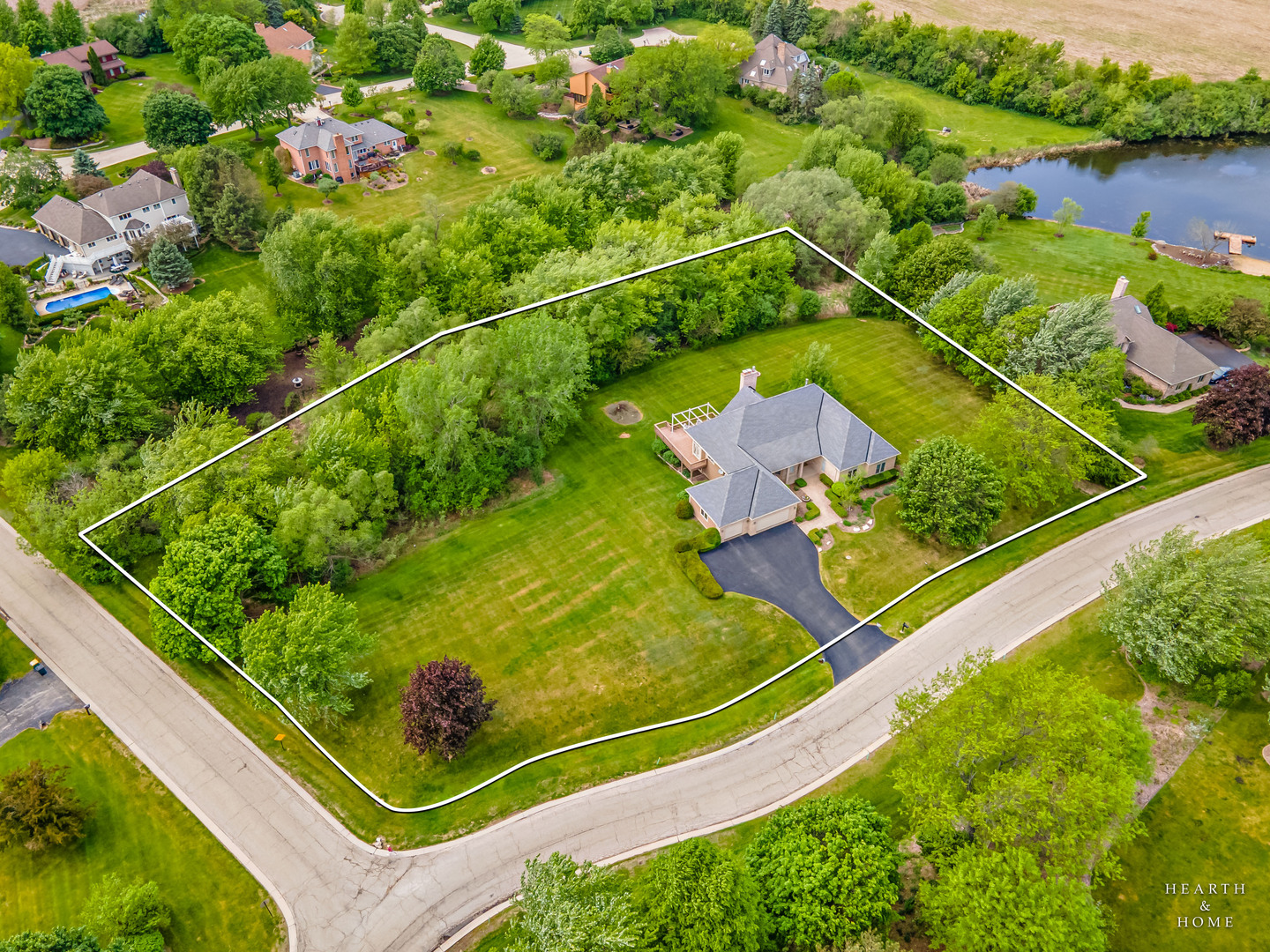 32 Rosewood Drive, Hawthorn Woods, IL 60047