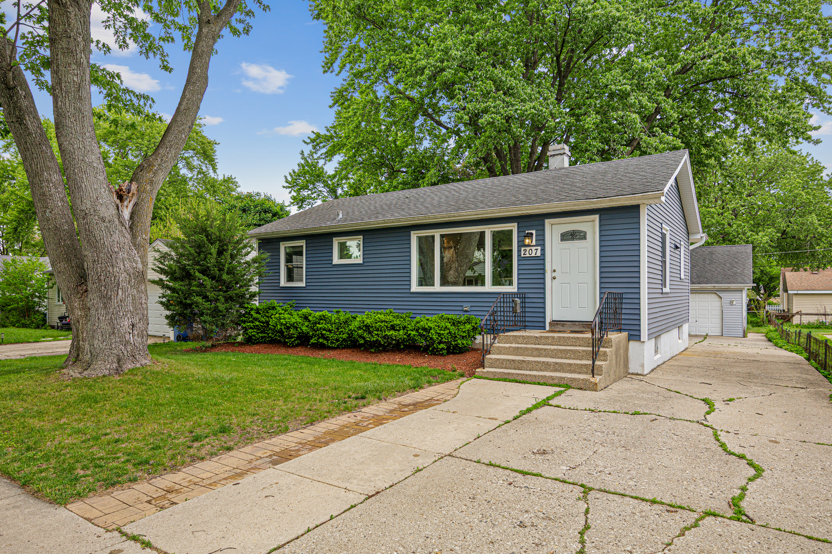 207 N Crest Avenue, Bartlett, IL 60103