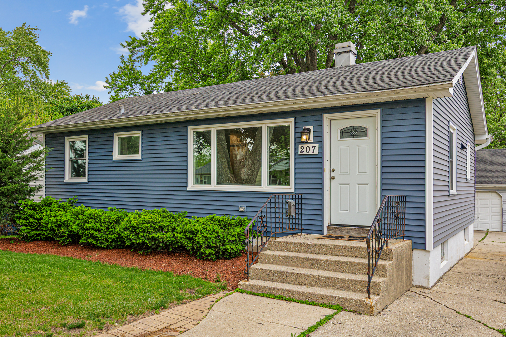 207 N Crest Avenue, Bartlett, IL 60103