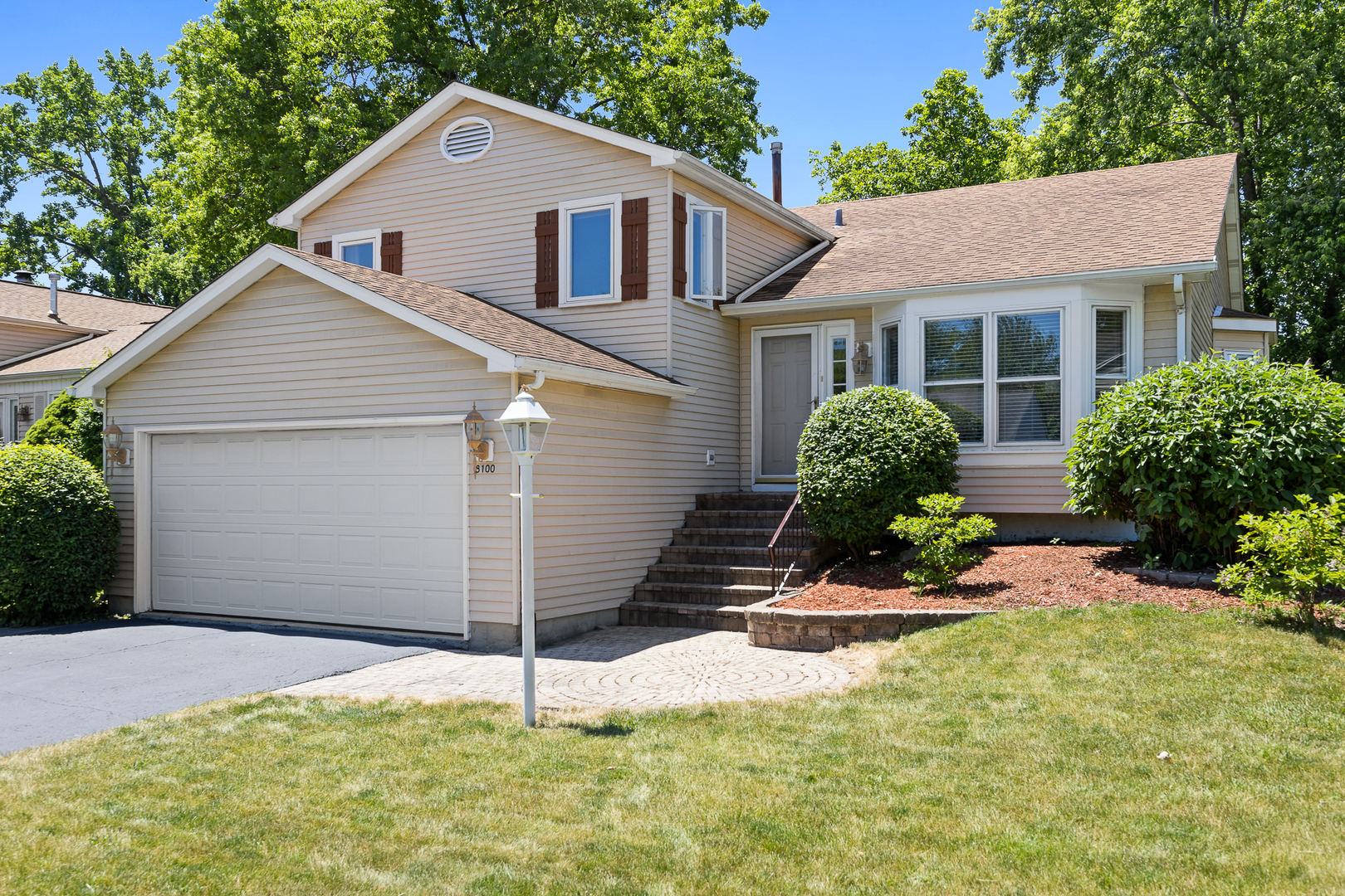 8100 Geneva Street, Woodridge, IL 60517