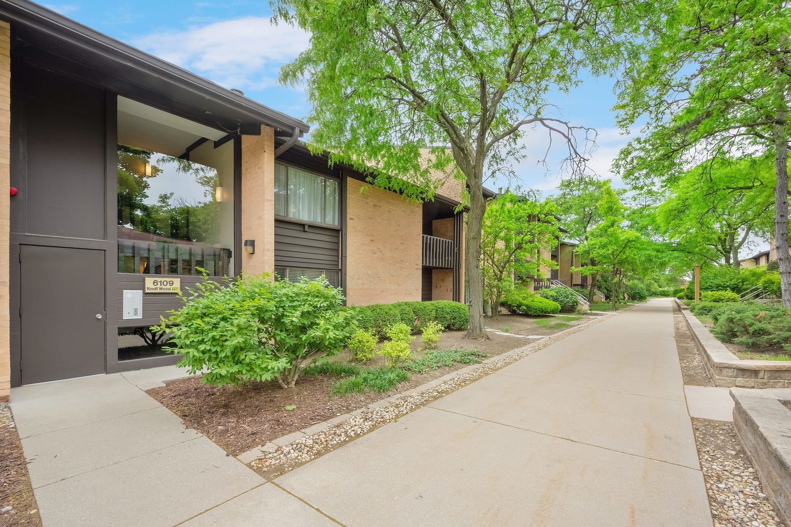 6109 Knoll Wood Road #102, Willowbrook, IL 60527