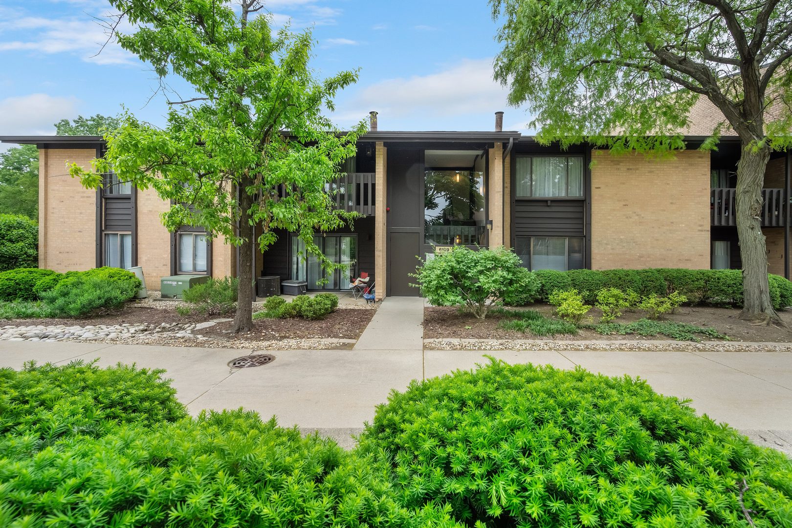 6109 Knoll Wood Road #102, Willowbrook, IL 60527