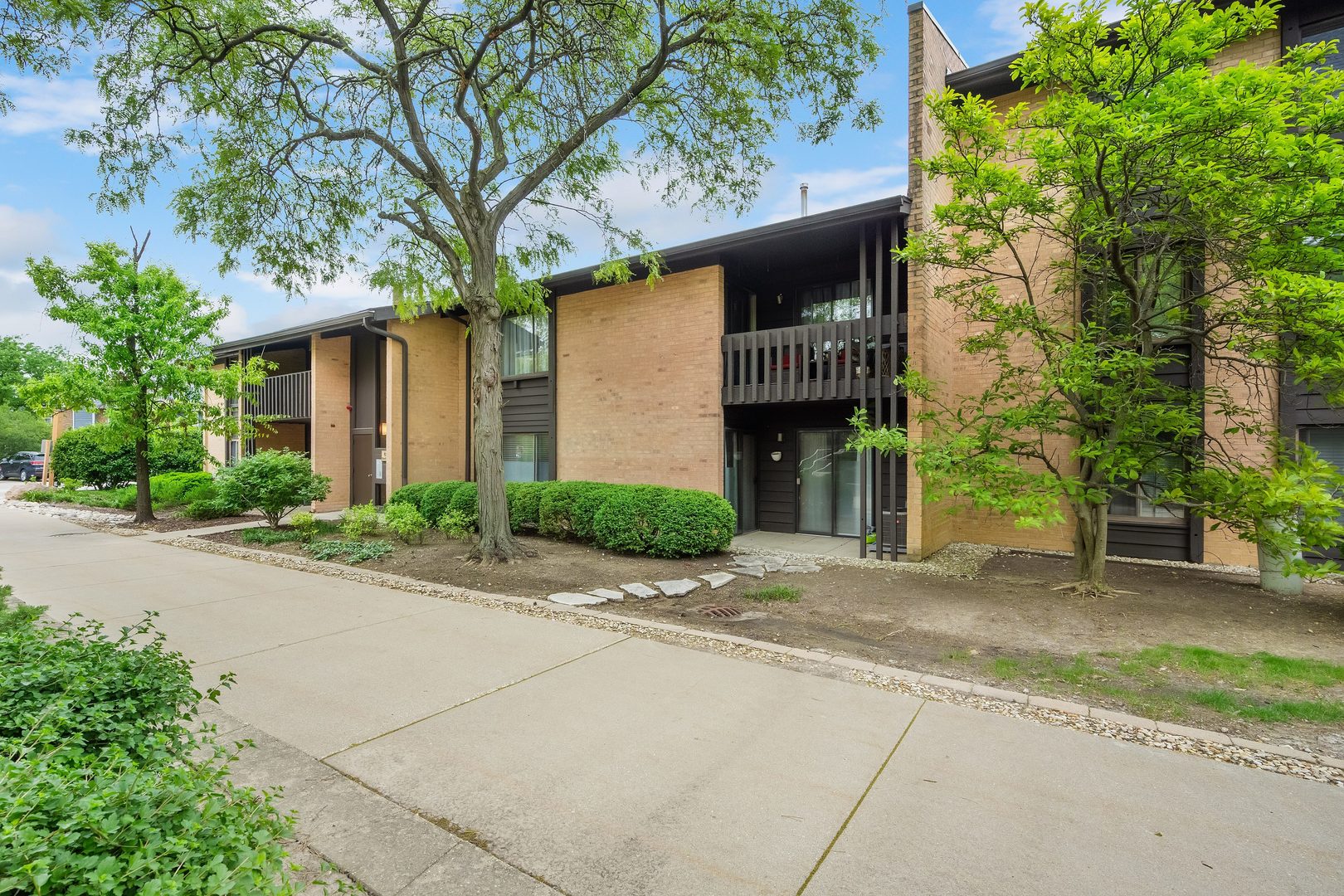 6109 Knoll Wood Road #102, Willowbrook, IL 60527