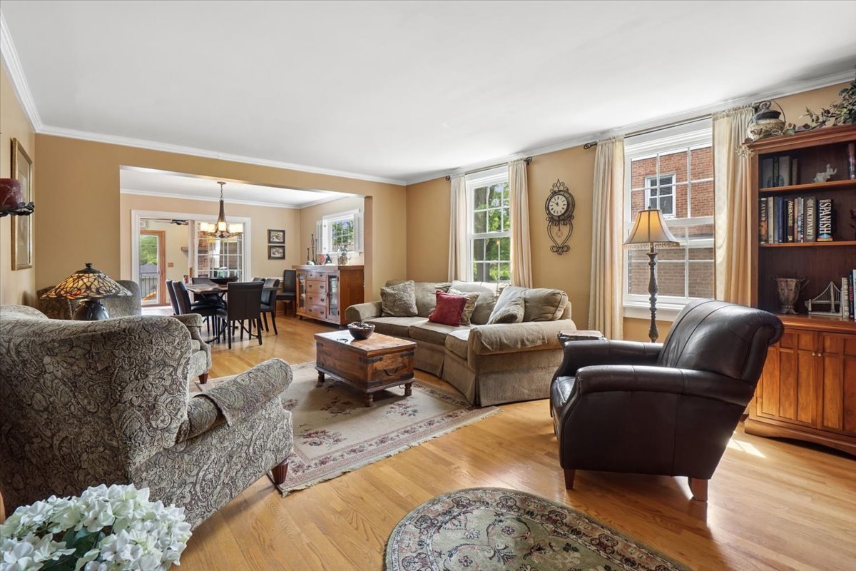 407 N PROSPECT MANOR Avenue, Mount Prospect, IL 60056
