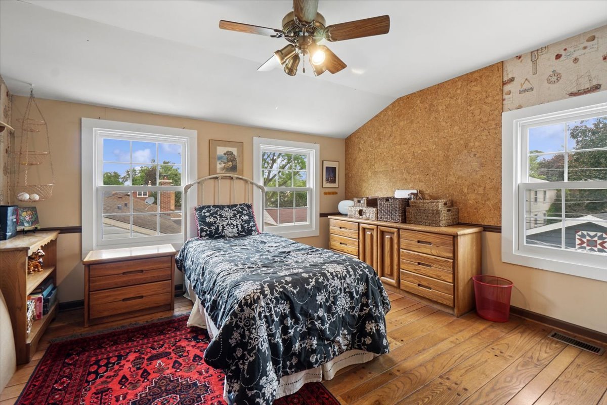 407 N PROSPECT MANOR Avenue, Mount Prospect, IL 60056