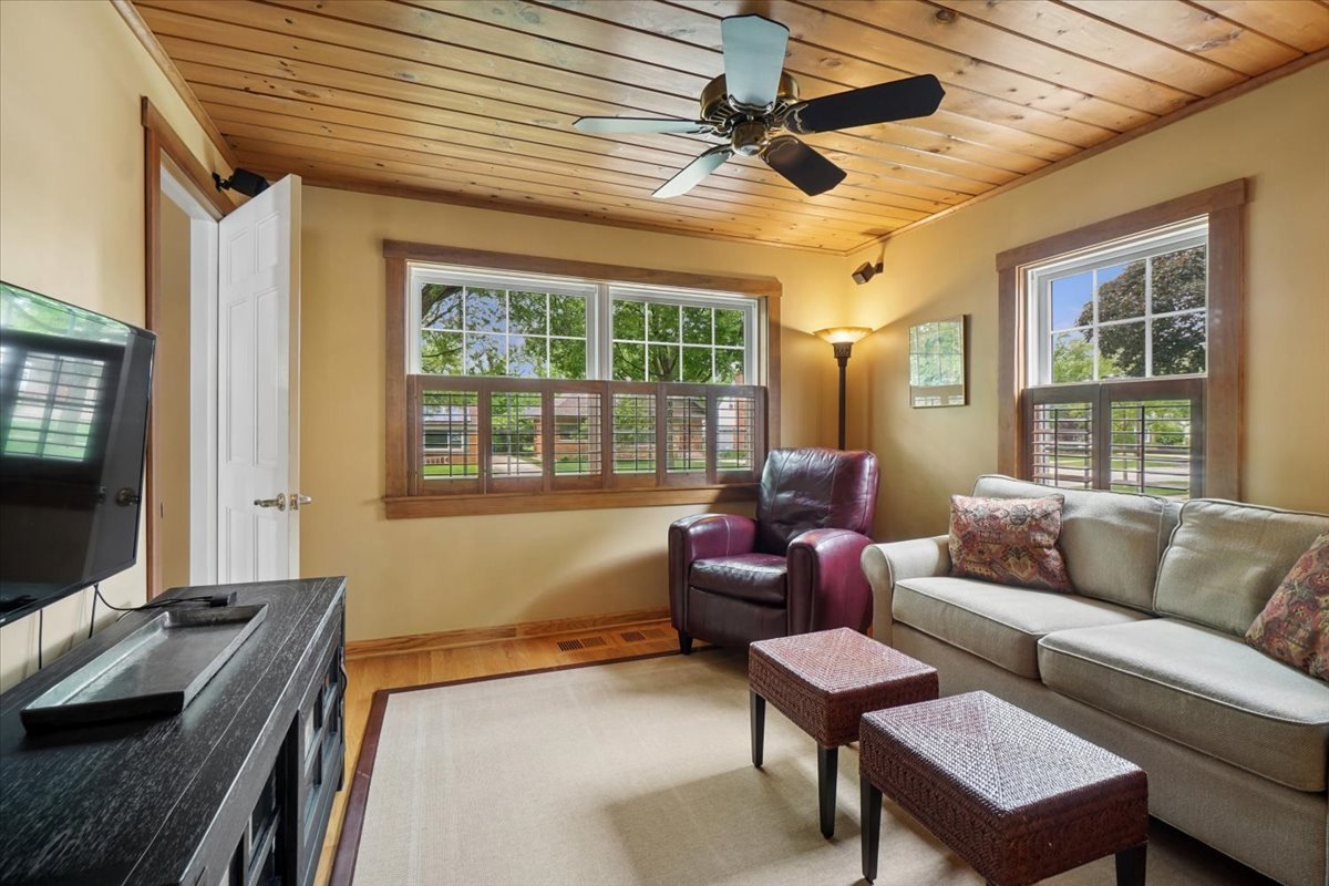 407 N PROSPECT MANOR Avenue, Mount Prospect, IL 60056