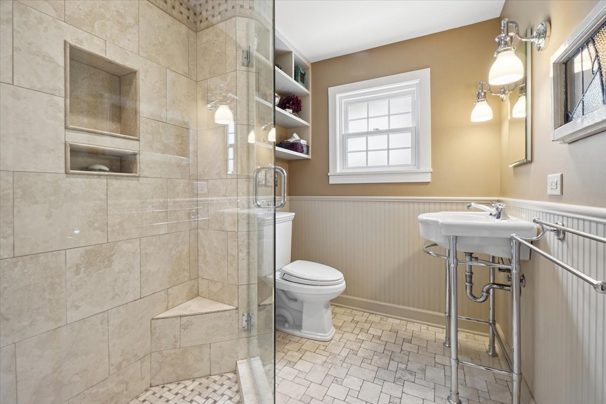 407 N PROSPECT MANOR Avenue, Mount Prospect, IL 60056
