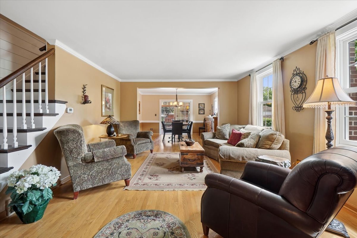 407 N PROSPECT MANOR Avenue, Mount Prospect, IL 60056